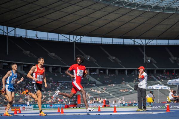 Mohamed Mohumed (LG Olympia Dortmund) dreht sich um und sieht nach Christoph Kessler (LG Region Karlsruhe) und Marius Probst (TV Wattenscheid 01) ueber 1500m waehrend der deutschen Leichtathletik-Meisterschaften im Olympiastadion am 26.06.2022 in Berlin